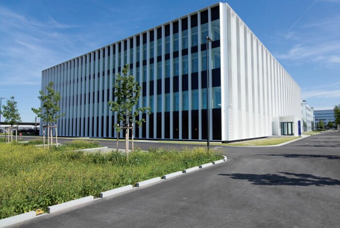 Die Architekten des Münchner Büros Henn realisierten den Neu- und zugleich Anbau an das Bestandsgebäude der Deutschen Flugsicherung am Flughafen in München.