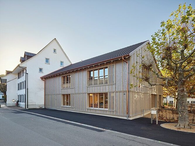 Bei diesem Kindergarten im schweizerischen Sissach (Kanton Basel-Landschaft) wurde erstmals die neue Holz-Beton-Verbund-Technologie mit Granulatsplittverklebung beim Bau der Decken in der Praxis angewandt. 