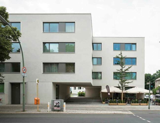 Mit einem modernen Gebäudekomplex an der Schwyzer Straße führte das Architekturbüro Bruno Fioretti Marquez die zum Unesco-Kulturerbe zählende Architektur der benachbarten Siedlung Schillerpark von Bruno Taut weiter.