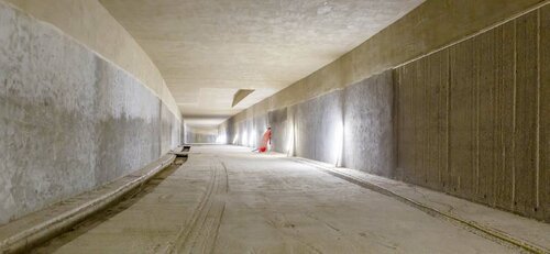 Tunneldecke sowie der erste Meter Wand abgehend von der Decke: Der Rathaustunnel in Lüdenscheid musste auf einer Länge von rund 350 Metern brandschutztechnisch entsprechend den heutigen Anforderungen ertüchtigt werden.