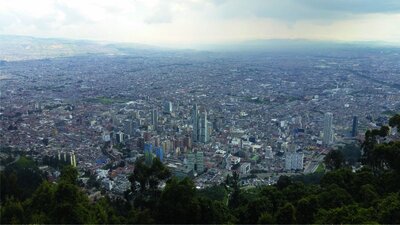 Abb. 1: Großstädte und Ballungszentren verdichten sich und wachsen immer weiter (Bogota, Kolumbien).