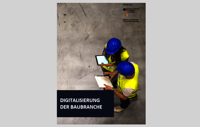 Cover der Studie "Digitalisierung der Baubranche": zwei Ingenieure mit blauen Schutzhelmen und gelben Arbeitsschutzwesten schauen auf ein Tablet