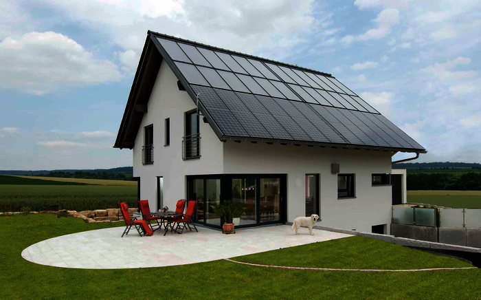 Mit Hilfe von Solarthermie, Photovoltaik, Wasser- und Batteriespeicher deckt das Haus seinen Energiebedarf zu mehr als 50 Prozent selbst und wird zum Sonnenhaus auf Plus-Energie- Niveau.