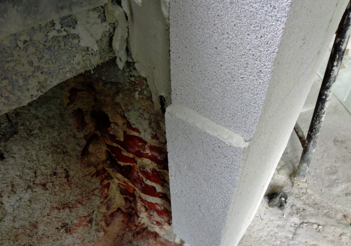 Unfertige Innendämmung aus Kalziumsilikatplatten vor eine Außenwand aus Ziegeln in einem denkmalgeschützten Gebäude.