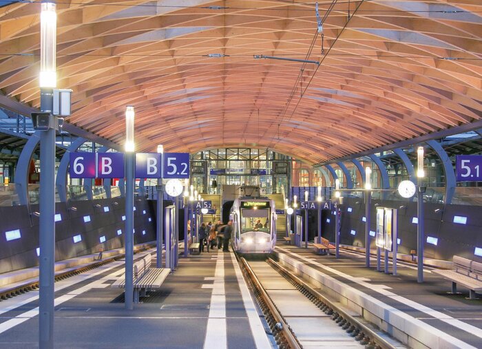 Der Tram-Bahnhof Kassel mit imposanter Dachkonstruktion