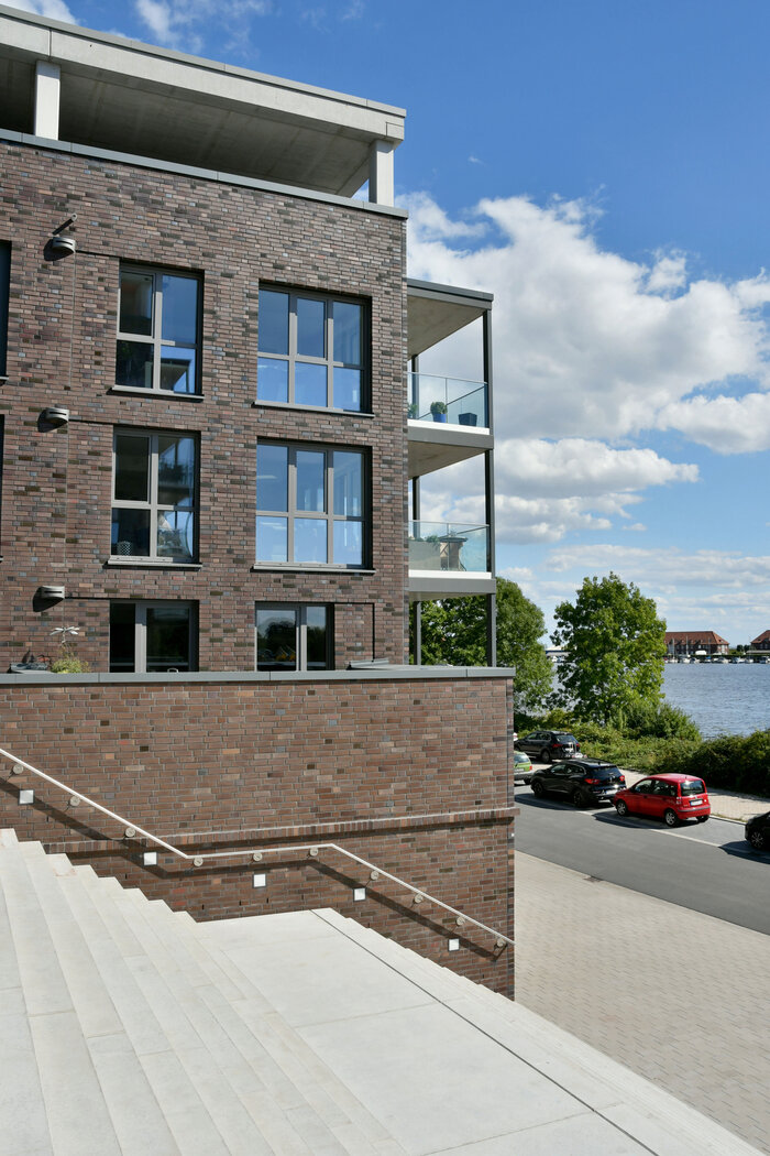 Der gehobenen Ausstattung der Gebäude im Wohnquatier „Wiesbadenbrücke“ gemäß wurden auch für die Fensterelemente hohe Qualitätskriterein angesetzt. Dementsprechend zeichnen sien sich durch ein ausgezeichnetes Wärme- und Schalldämmniveau aus.