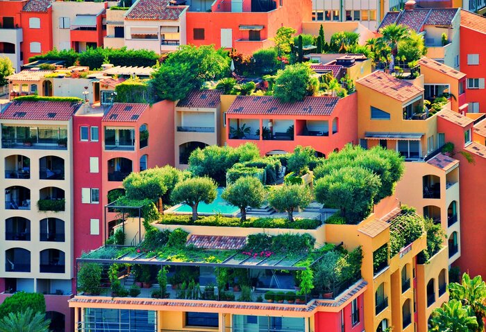 Blick mehrstöckige Häuser in einer Stadt, Gärten auf den Dächern