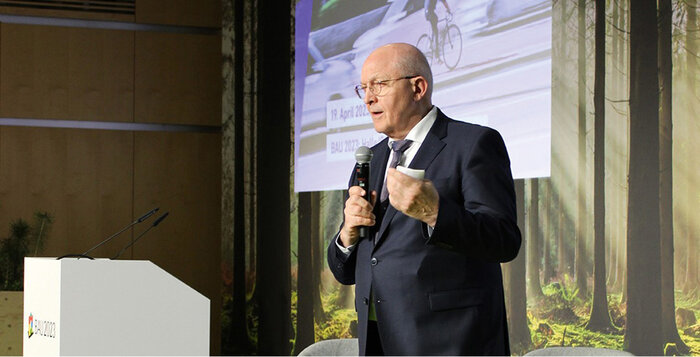 Dr.-Ing. Heinrich Bökamp, Präsident der Bundesingenieurkammer bei der Podiumsdiskussion "Mobilität der Zukunft" auf der Messe BAU 2023 (Bild: BIngK)