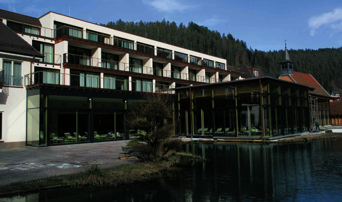 Die Rückseite des umgebauten „Hotels Therme“ in Bad Teinach öffnet sich mit seiner gestaffelt ausgeführten Aufstockung zur Natur hin.