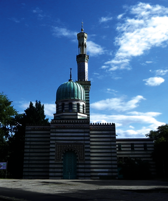 Das Äußere des Pumpwerks für die Fontänen von Sanssouci ist einer orientalischen Moschee nachempfunden.