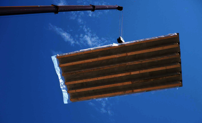 Mehrgeschossige Holzbauwerke und leichte, weitgespannte Konstruktionen für Decken und Brücken stellen den Holzbau vor neue Herausforderungen, insbesondere in der Verbindungstechnologie.