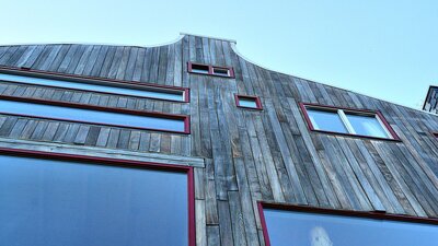 Moderne Holzhausfassade mit Fenstern in verschieden Größen, Niederlande
