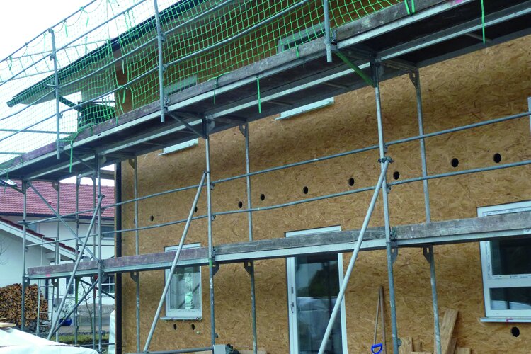 Gebäude mit Holzrahmenbau: von beiden Seiten werden Werkstoffplatten auf die Konstruktion aufgebracht, so dass trockene Hohlräume entstehen. 