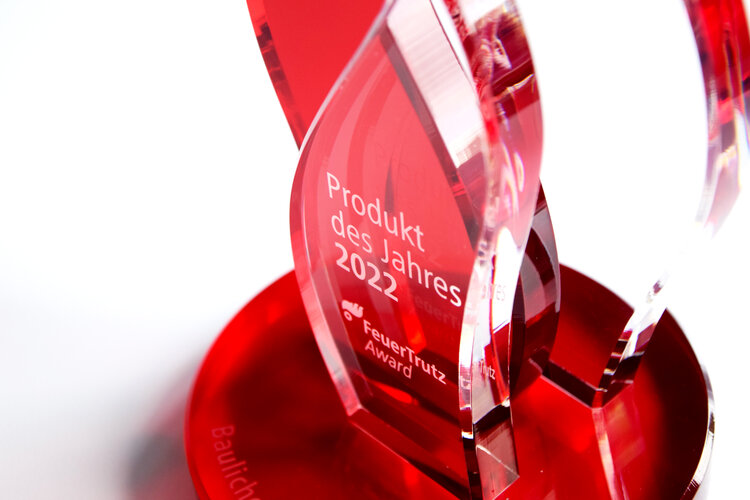 FeuerTrutz-Award "Produkt des Jahres 2022": gläserne Flammen in roten und durchsichtigem Glas
