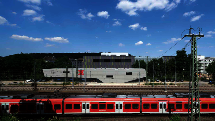 Das aufgestockte und im Innern neu organisierte ehemalige Werkstattgebäude der Deutschen Bahn.