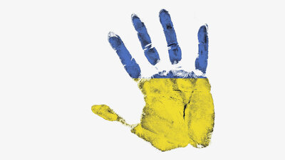 Handinnenseite bemalt in Farben der Ukraineflagge