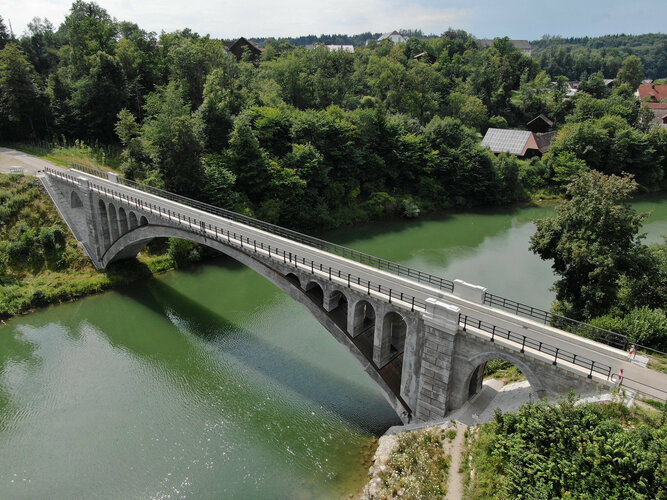 Denkmalgeschützte Stampfbetonbrücke in Landsberg über den Lech: Vogelperspektive