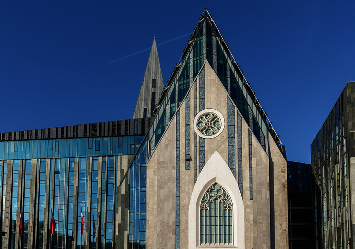 Mithilfe der Kombination von Stein und Glas ist es den Architekten gelungen, die Umrisse der alten Kirche wiederzugeben.