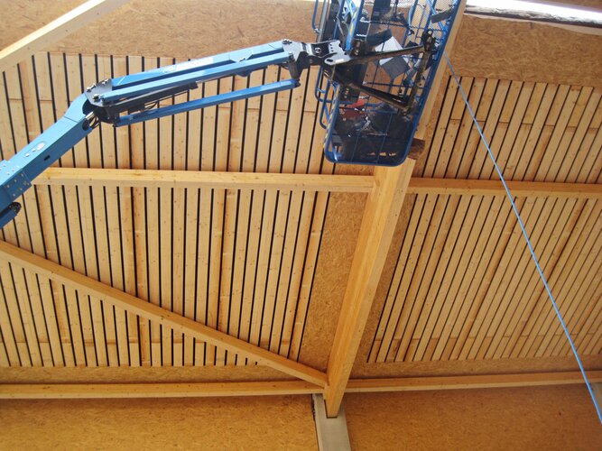 Montage der Dachelemente in der Abbundhalle von Bergmüller Holzbau
