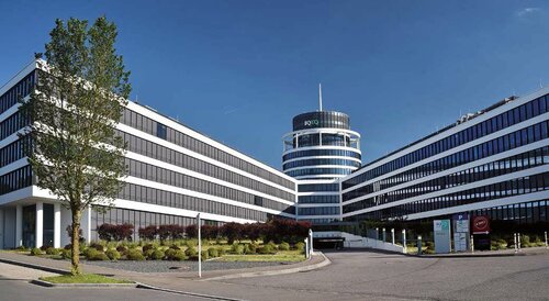 Das Büro- und Kongresszentrum Helios in Luxemburg fällt u. a. durch den runden 12-stöckigen Turm bereits von weitem ins Auge.