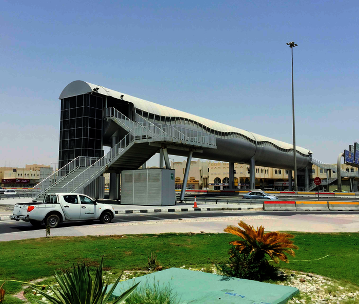 Wegen des hohen Verkehrsaufkommens im Industriegebiet von Doha wurde an diesem Standort eine Fußgängerbrücke errichtet. Aufgrund des salzhaltigen Klimas am Persischen Golf entschieden sich die Verantwortlichen für eine witterungsbeständige Aluminiumb