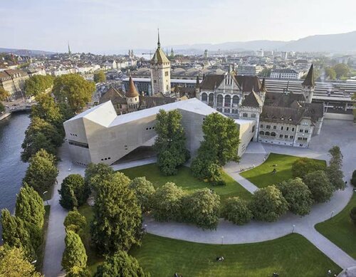 Der moderne Erweiterungsbau des Landesmuseums Zürich schließt unmittelbar an den Bestandsbau von Gustav Gull aus dem 19. Jahrhundert an.