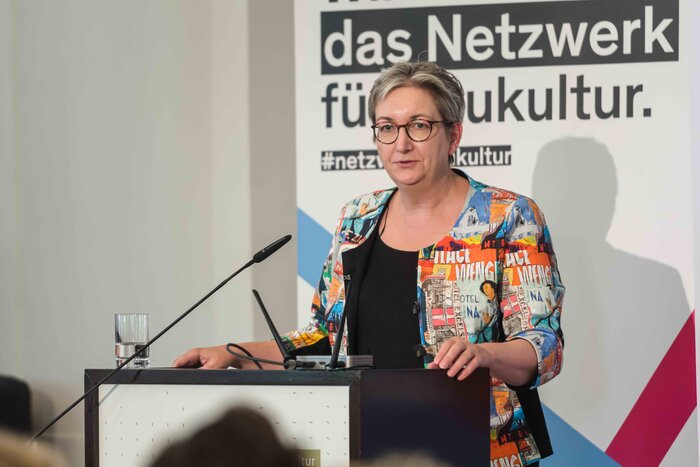 Bundesministerin Klara Geywitz auf dem Ettersburger Gespräch 2022 am Rednerpult