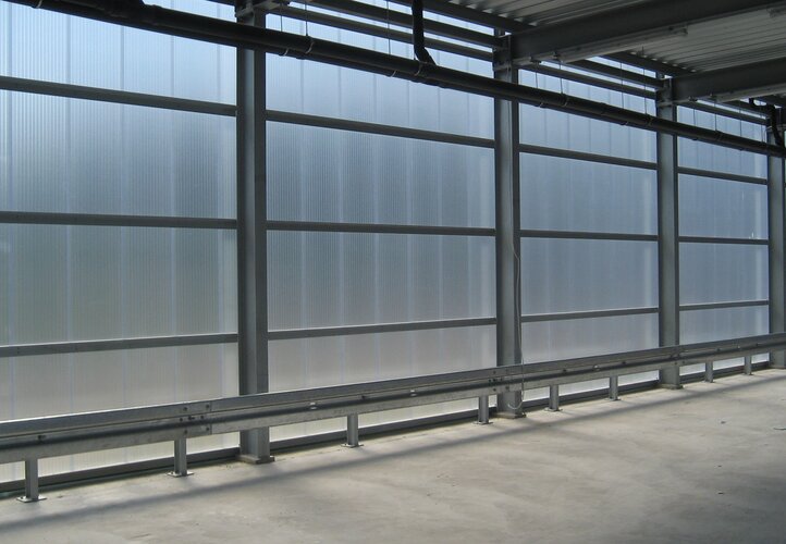 Eine Fassade aus Polycarbonat lässt auf natürliche Weise Licht durch – somit wird eine Innenbeleuchtung an vielen Stellen tagsüber komplett überflüssig.
