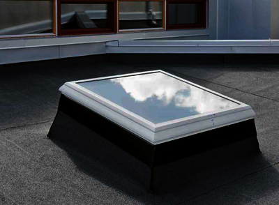 Lamilux produziert mit dem Glaselement „F100“ ein Flachdachfenster mit allgemeiner bauaufsichtlicher Zulassung in „Structural-Glazing“-Bauweise