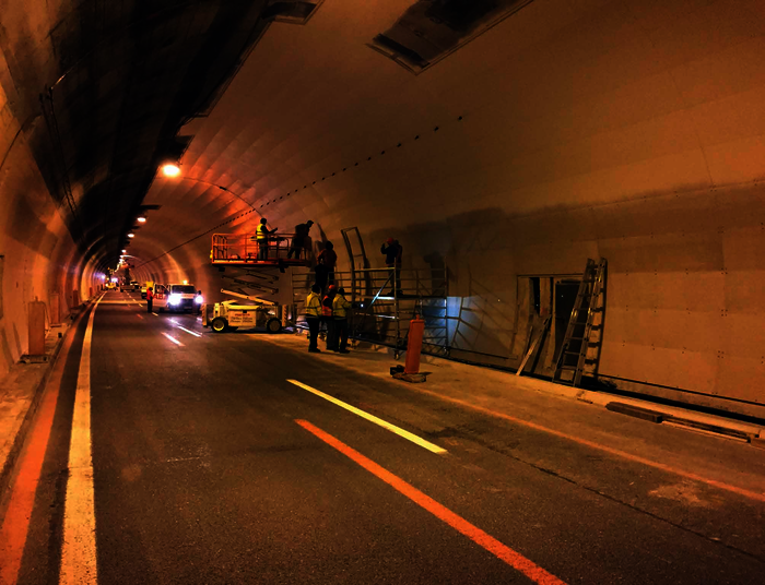 Auf der Brennerautobahn wurde mit dem Bergiseltunnel einer der am meisten befahrenen Streckenabschnitte modernisiert. Beide Röhren des Tunnels wurden mit „Aestuver Tx“-Platten bekleidet – insgesamt kamen ca. 19.000 m² Platten zum Einsatz.