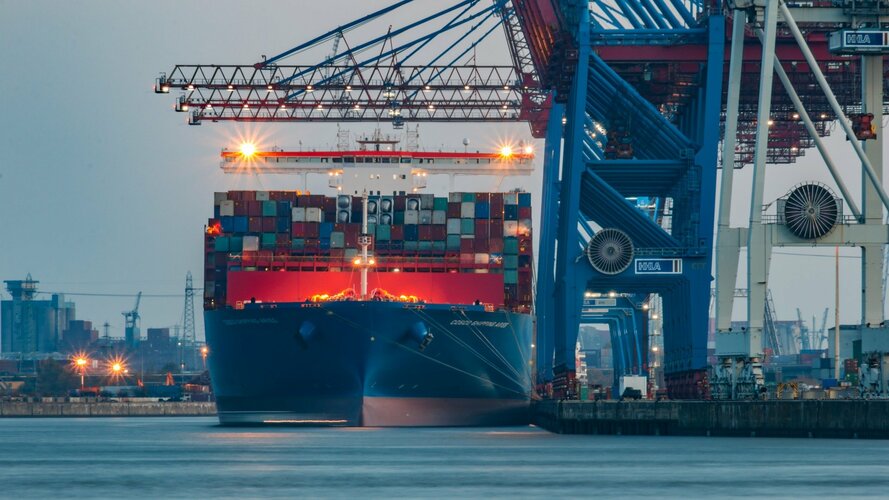 Container-Schiff im Terminal Hafen Hamburg