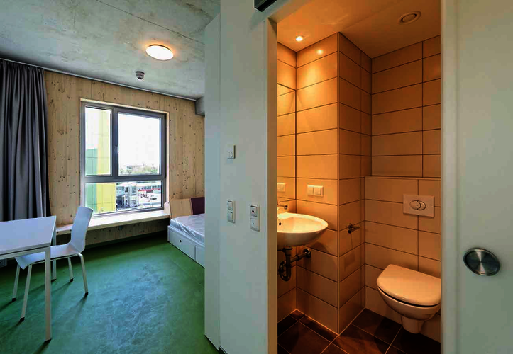 Jedes Apartment verfügt über mindestens 16 Quadratmeter Wohnfläche und ein eigenes Bad, das als vollständig vorgefertigte und vorinstallierte Nasszelle eingesetzt wurde.