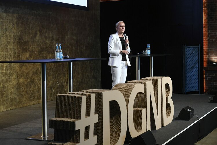 Dr. Christine Lemaitre, Geschäftsführender Vorstand DGNB e.V. auf der Bühne beim Jahreskongress 