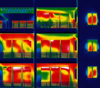 Thermografieaufnahme eines Wohngebäudes mit Balkonen.