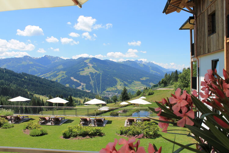 aturhotel Edelweiss Wagrain: Blick von der Terrasse auf die Berge