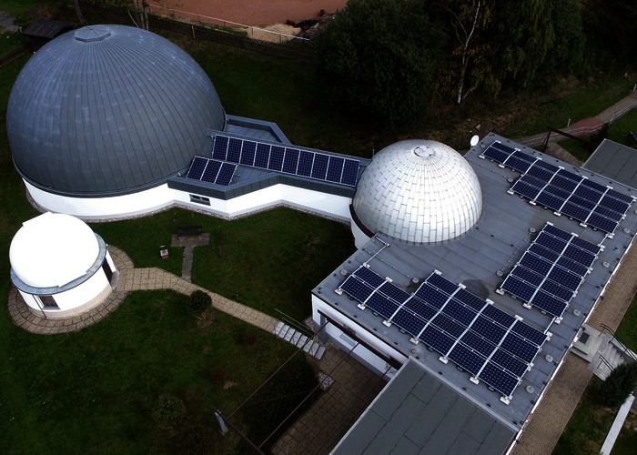 Das Planetarium Drebach deckt mehr als die Hälfte seines Energiebedarfs mit der Dachanlage von 17,8 Kilowatt-Peak.