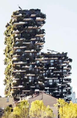 Im Norden Mailands schuf der Architekt Stefano Boeri in einem trostlosen Neuviertel zwei Wohntürme mit schubladenartig herausragenden begrünten Balkonen