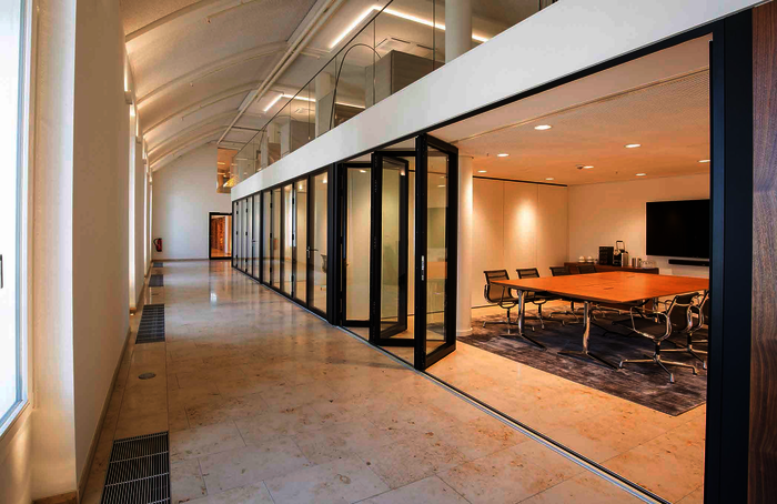 Moderne Gestaltung in historischem Ambiente: Die Konferenzräume sind die Basis für äußerst flexible Raumsituationen.