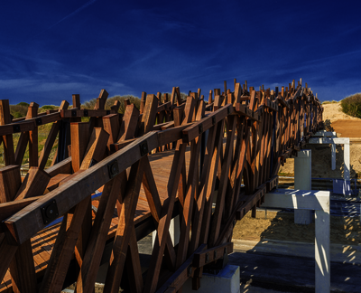 Die neue Brücke aus über 1.000 Bongossi-Balken wirkt wie eine riesige Skulptur