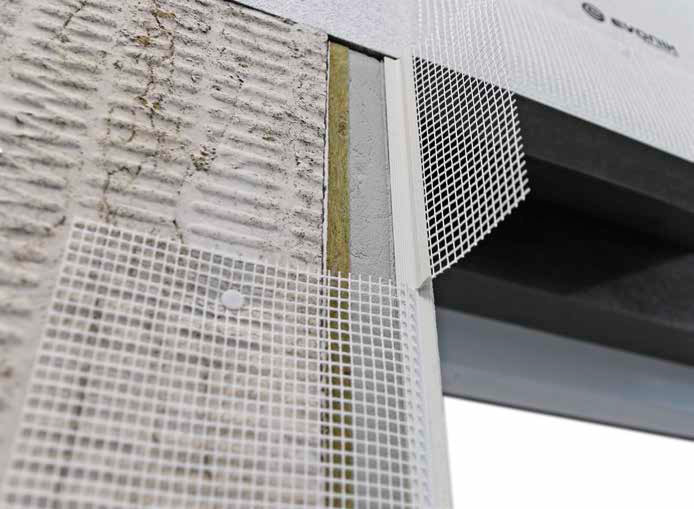 Nicht brennbar und schlank: Laibungsprofile mit „Calostat“ verhindern Wärmebrücken an schwierigen Stellen in der Fassade.