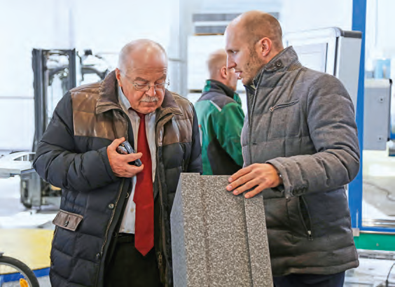 Diplom- Ingenieur Werner Eicke-Hennig (links) informiert sich bei Joma-Produktmanager Matthias Mang (rechts) über die Dämmstoffe des Familienunternehmens aus Holzgünz.