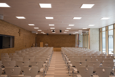Die neue Aula wird von LED-Einbauleuchten „lopia-Q“ von Lichtwerk mit Tunable-White-Technik mit dynamischem Licht beleuchtet.