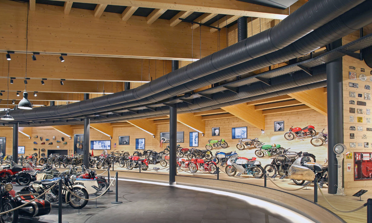 Die stromlinienförmige Vertäfelung im Motorradmuseum unterstützt den dynamischen Charakter der Ausstellungsobjekte.