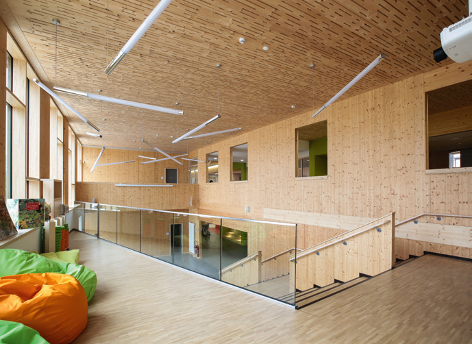 Insgesamt wurden im Schulgebäude in Contern 2.200 m2 multifunktionale Flächenelemente von Lignatur eingebaut, davon 1.420 m2 mit dynamischem Design.