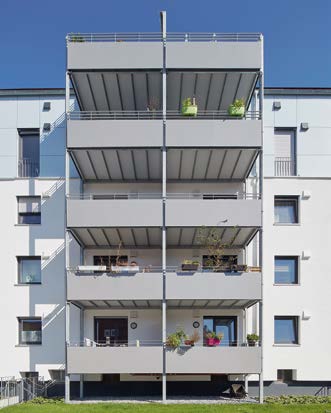 Großzügige Balkone erweitern den Wohnbereich um einen Platz im Freien.
