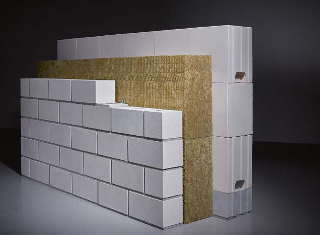 Die funktionsgetrennte Bauweise am Beispiel eines zweischaligen Mauerwerks mit KS-Sichtmauerwerk. Die grauen KS-Wärmedämmsteine am Wandfußpunkt sorgen für die dauerhafte Minimierung von Wärmebrücken.