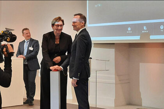 Freischaltung BIM-Portal des Bundes durch Dr. Volker Wissing und Klara Geywitz mit den Händen auf einen Button während der Präsentation