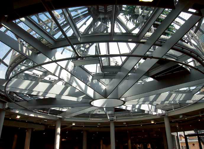 In der Globetrotter-Filiale in Stuttgart kamen zur Brandschutzbeschichtung der riesigen Stahl-Glas-Kuppel Produkte von Rudolf Hensel zum Einsatz.