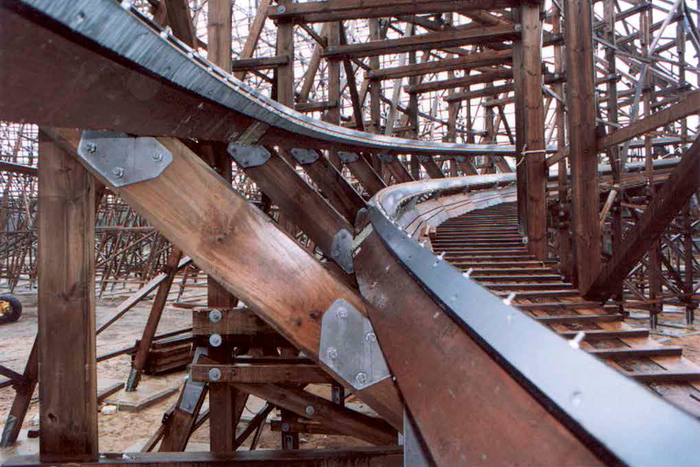 Auf den sogenannten „Ledgern“ wurden die Schienenkörper über spezielle Stahlschuhe montiert. Die Schienenverwindungen sind auf der 1500 m langen Strecke überall unterschiedlich ...