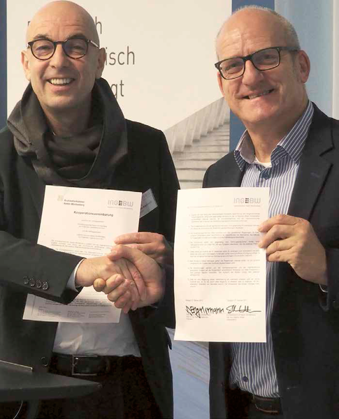 IngBW-Präsident Prof. Dr.-Ing. Stephan Engelsmann (links) und AKBW-Vizepräsident Stephan Weber (rechts) bei der Unterzeichnung der Kooperationsvereinbarung